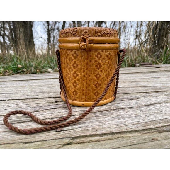 Vintage Wicker Bamboo Small Round Box Basket With String Handle Hanger - Picture 12 of 12